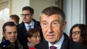 Premiér Andrej Babiš hovoří s novináři na nádraží v Benešově, kam přijel 25. února 2020 ráno na úvod návštěvy Středočeského kraje.