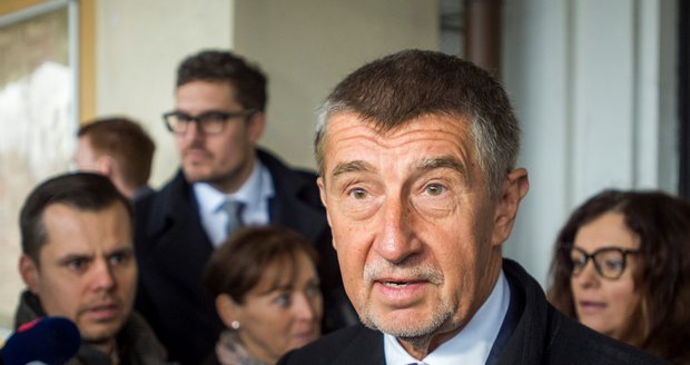 Premiér Andrej Babiš hovoří s novináři na nádraží v Benešově, kam přijel 25. února 2020 ráno na úvod návštěvy Středočeského kraje.