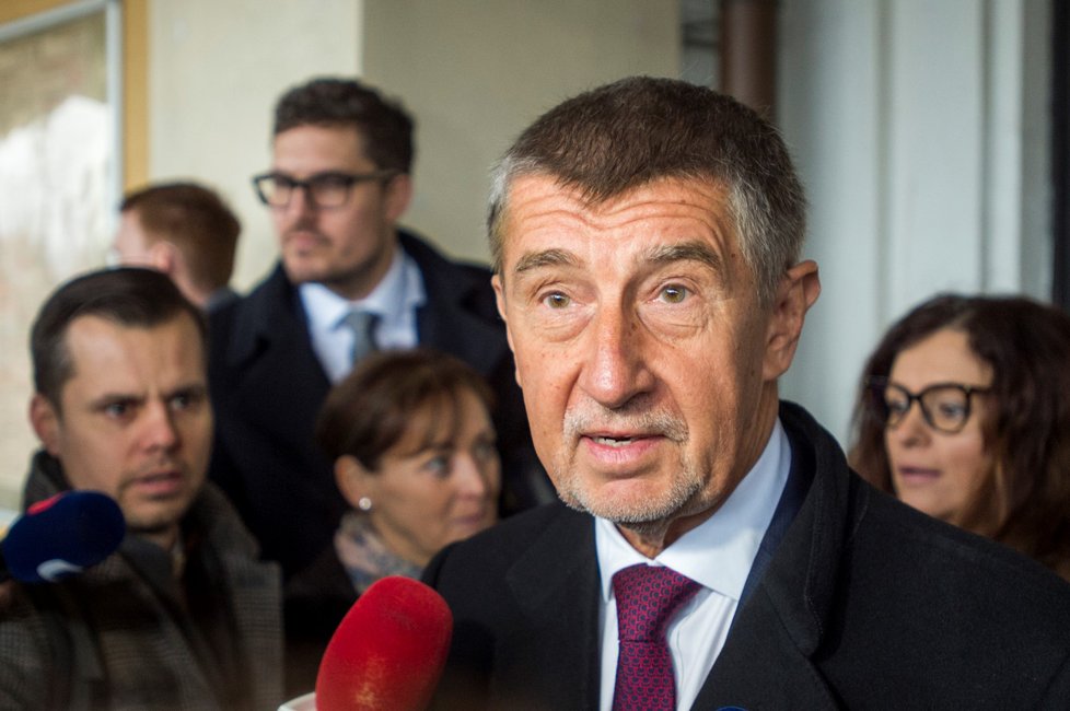 Premiér Andrej Babiš hovoří s novináři na nádraží v Benešově, kam přijel 25. února 2020 ráno na úvod návštěvy Středočeského kraje.