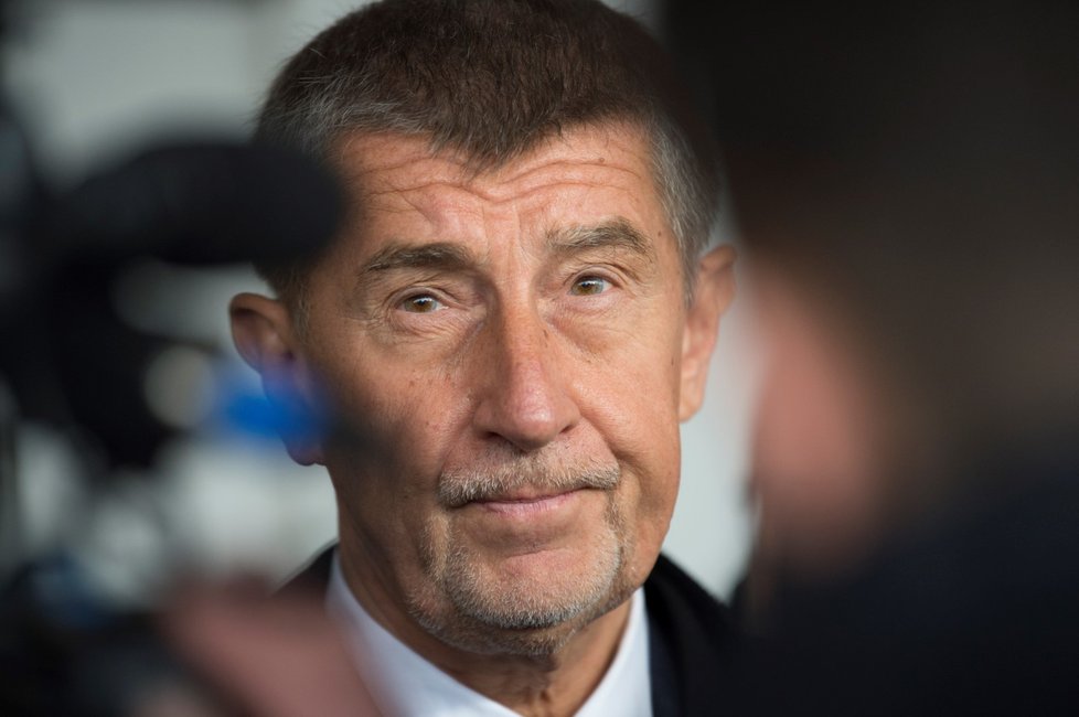 Premiér Andrej Babiš hovoří s novináři na nádraží v Benešově, kam přijel 25. února 2020 ráno na úvod návštěvy Středočeského kraje.