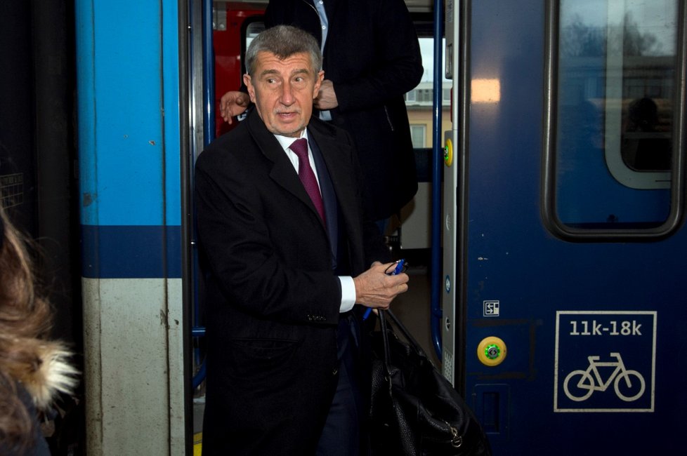 Premiér Andrej Babiš vystupuje z vlaku v Benešově, kam přijel 25. února 2020 ráno v rámci návštěvy Středočeského kraje.