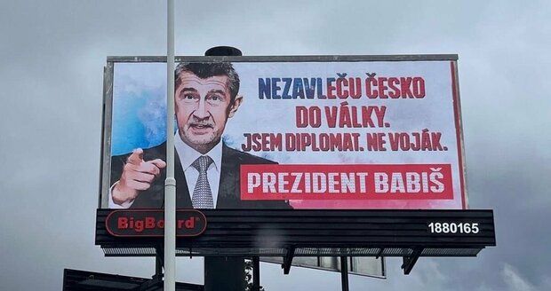 Babiš couvá kvůli billboardům s válkou a vojáky: Měl tam být generál, budou se měnit