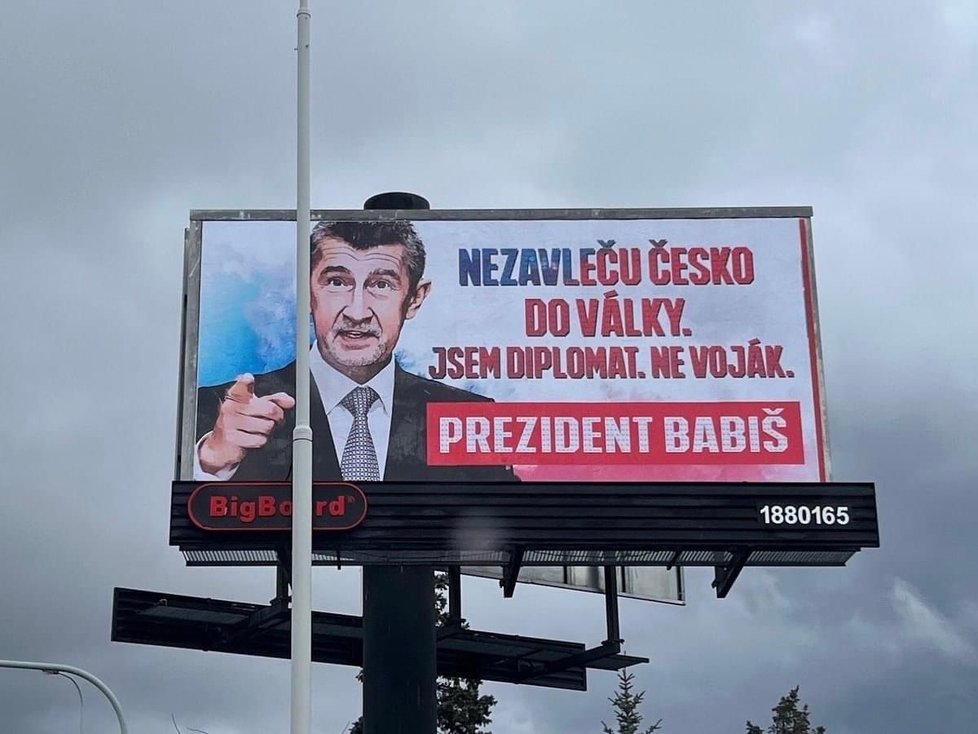 Ministryně Černochová kritizovala Babiše za billboardy, které vzkazují, že není voják a nezavleče ČR do války.