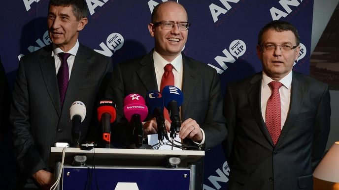 Andrej Babiš, Bohuslav Sobotka a Lubomír Zaorálek na tiskové konferenci oznámili, že hnutí ANO má získat v nové vládě ministerstvo financí