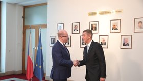Andrej Babiš (ANO) a Bohuslav Sobotka (ČSSD) při střídání premiérů na Úřadu vlády