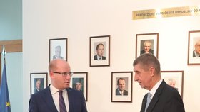 Andrej Babiš (ANO) a Bohuslav Sobotka (ČSSD) při střídání premiérů na Úřadu vlády