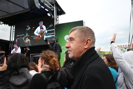 Film o Babišovi zatrhlo i gymnázium v Sokolově. Na promítání kývl ale kostel