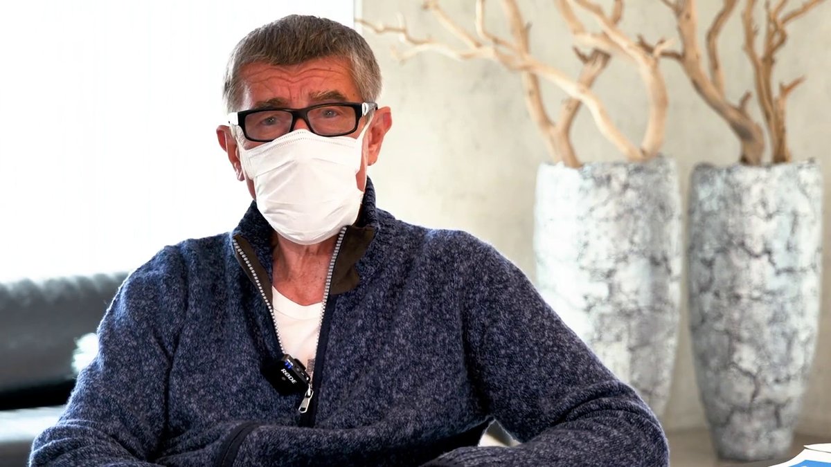 Premiér Andrej Babiš (ANO) s rouškou během svého pravidelného nedělního hlášení