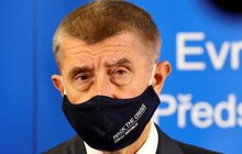 Premiér Andrej Babiš rozdává ze státního: Respirátory seniorům i...