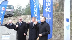 Andrej Babiš nevyrazil do Sněmovny, místo toho se vydal na jih Čech na slavnostní zahájení stavby nového úseku D3.