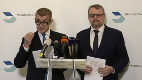 Andrej Babiš se na tiskovce 14. 11. 2016 zastal ministra dopravy za ANO Dana Ťoka.