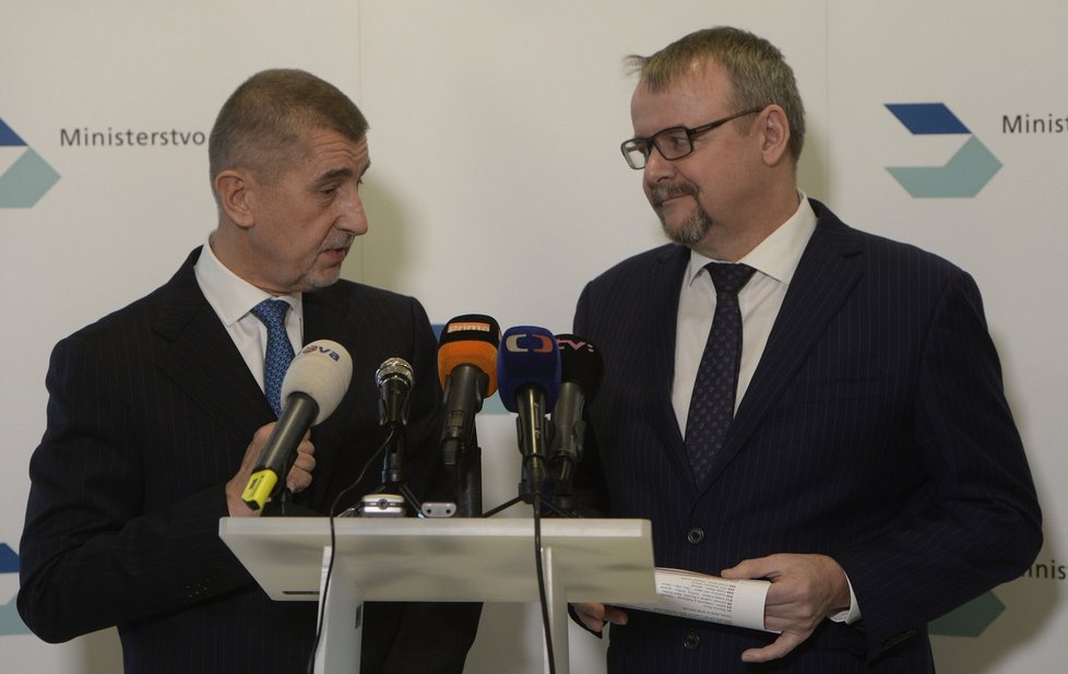 Andrej Babiš se na tiskovce 14. 11. 2016 zastal ministra dopravy za ANO Dana Ťoka.