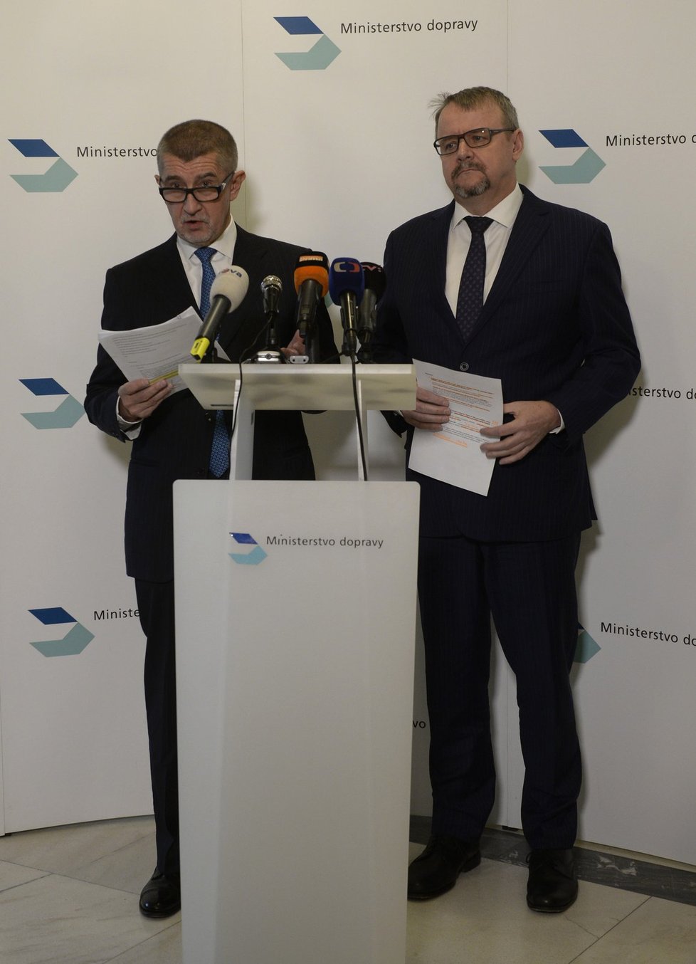 Andrej Babiš se na tiskovce 14.11.2016 zastal ministra dopravy za ANO Dana Ťoka