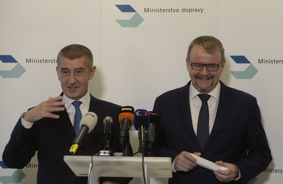 Andrej Babiš se na tiskovce 14.11.2016 zastal ministra dopravy za ANO Dana Ťoka.