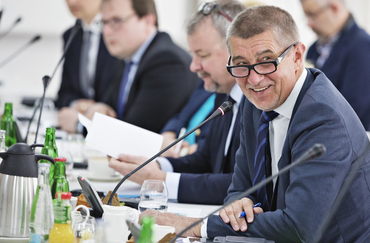 Premiér Babiš po boku s ministrem Danem Ťokem při výjezdu do mladoboleslavské Škodovky