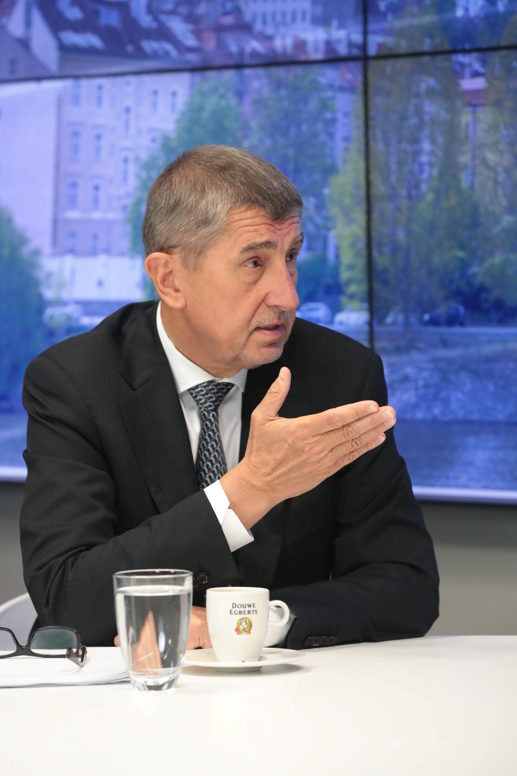 Andrej Babiš ve studiu Blesku promluvil k demisi vlády (4. 5. 2017) 