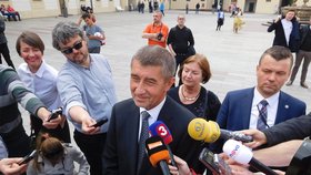 Andrej Babiš vyrazil o situaci kolem demise vlády jednat na Hrad s prezidentem Zemanem (3.5.2017)