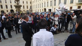 Andrej Babiš vyrazil o situaci kolem demise vlády jednat na Hrad s prezidentem Zemanem (3.5.2017)