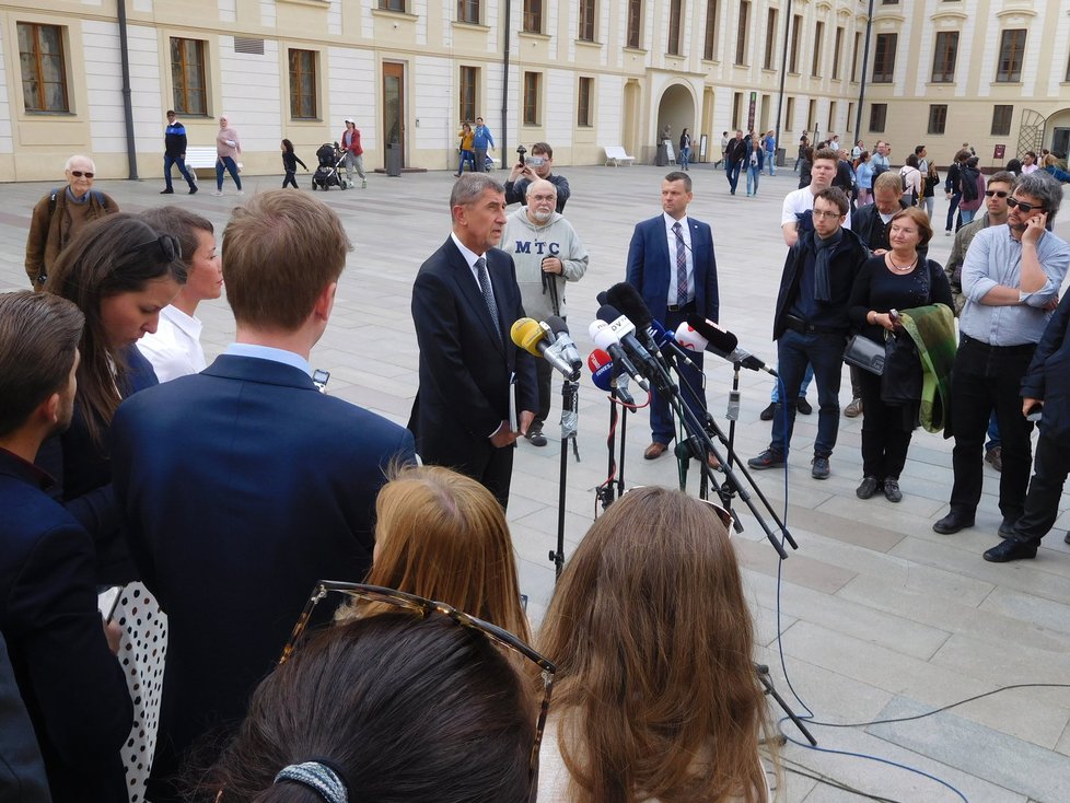 Andrej Babiš vyrazil o situaci kolem demise vlády jednat na Hrad s prezidentem Zemanem (3.5.2017).