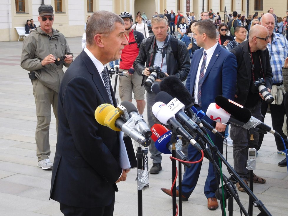 Andrej Babiš vyrazil o situaci kolem demise vlády jednat na Hrad s prezidentem Zemanem (3.5.2017)