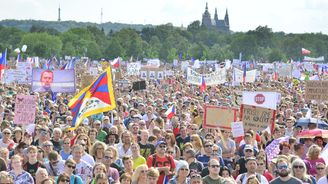 Demonstrace na Letné: Ve válce mezi chytrými a těmi druhými nelze jen spoléhat na to, že pravda zvítězí