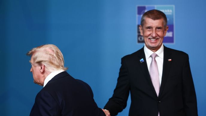 Premiér Andrej Babiš (ANO) během společného focení státníků odchytil prezidenta USA Donalda Trumpa (8.7.2026) Premiér Andrej Babiš (ANO) během společného focení státníků odchytil prezidenta USA Donalda Trumpa (8.7.2026)