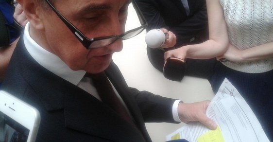 Andrej Babiš drží v ruce papíry s údaji o poslanci Ladislavu Šinclovi