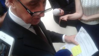 Složky Andreje Bureše: Premiér se snaží hledat špínu na své rivaly, ale sám se v ní topí