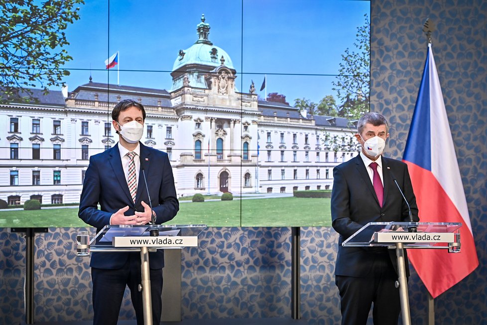 Andrej Babiš a Eduard Heger během tiskové konference