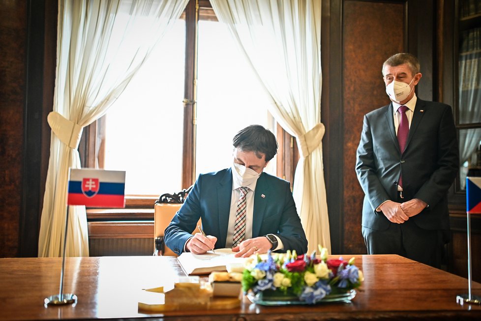 Premiér Andrej Babiš (ANO) v Kramářově vile přivítal předsedu slovenské vlády Eduarda Hegera