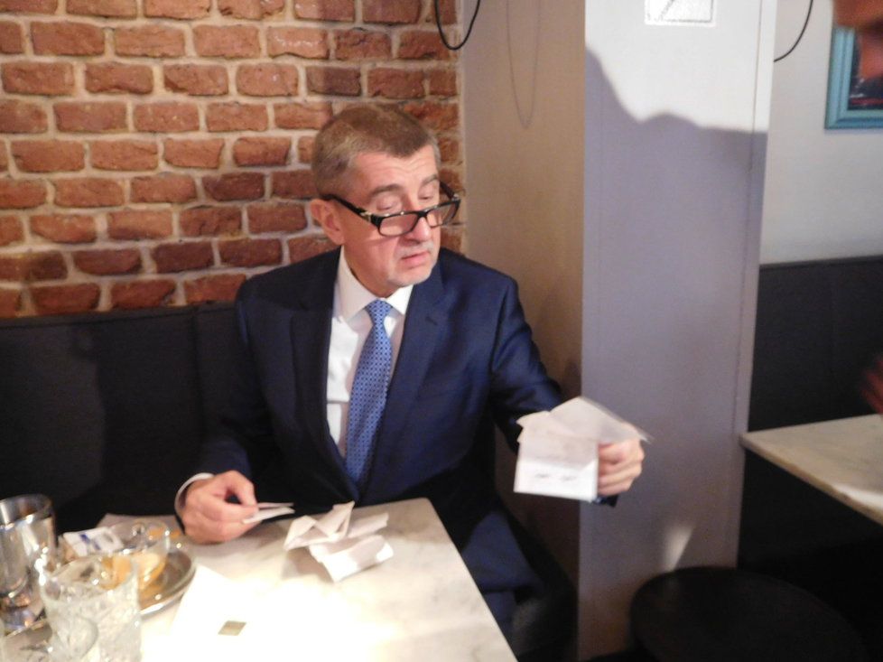 Andrej Babiš v pražské kavárně během zavádění EET do praxe