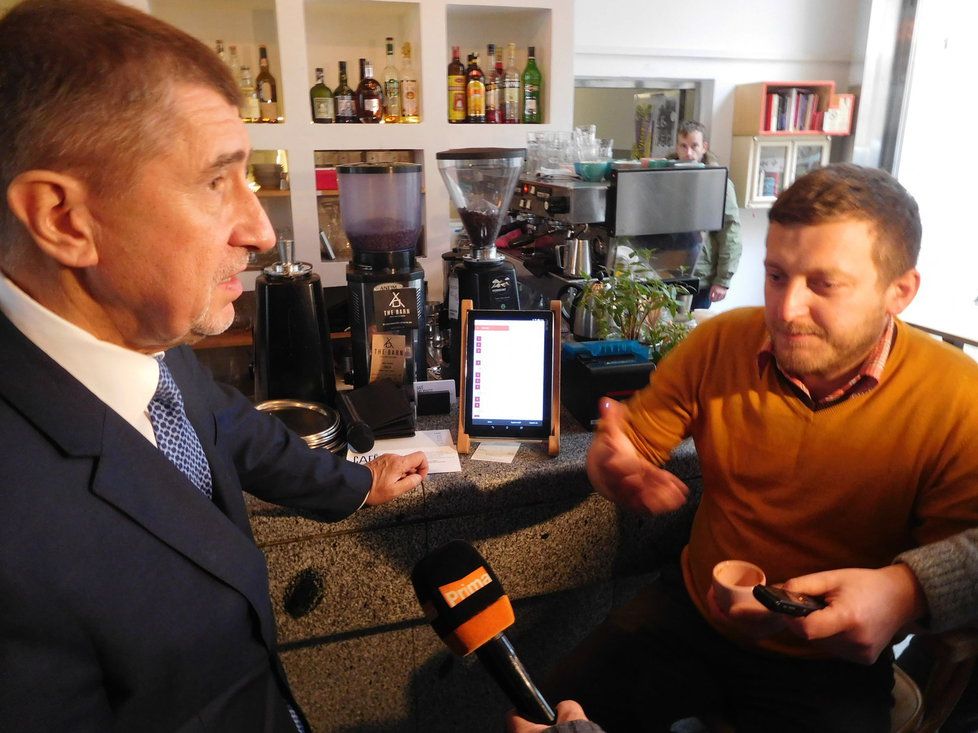 Andrej Babiš vyrazil první den fungování EET na inspekci do pražských kaváren (1.12.2016).
