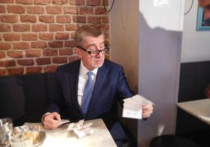 Andrej Babiš vyrazil první den fungování EET na inspekci do pražských kaváren (1.12.2016)