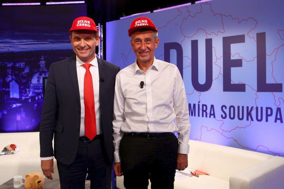 Andrej Babiš daroval červenou čepici „okopčenou“ od Trumpa i moderátorovi Jaromírovi Soukupovi.