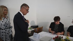 Andrej Babiš odvolil ve volbách do Evropského parlamentu společně s manželkou Monikou tradičně v Průhonicích (24.5.2019)