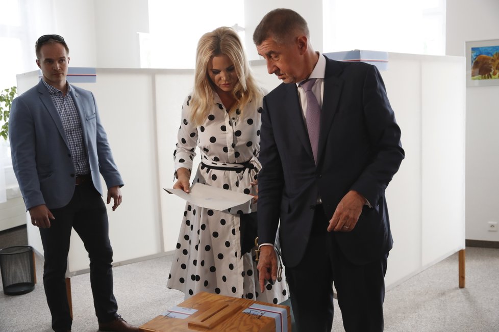 Andrej Babiš odvolil ve volbách do Evropského parlamentu společně s manželkou Monikou tradičně v Průhonicích (24. 5. 2019).