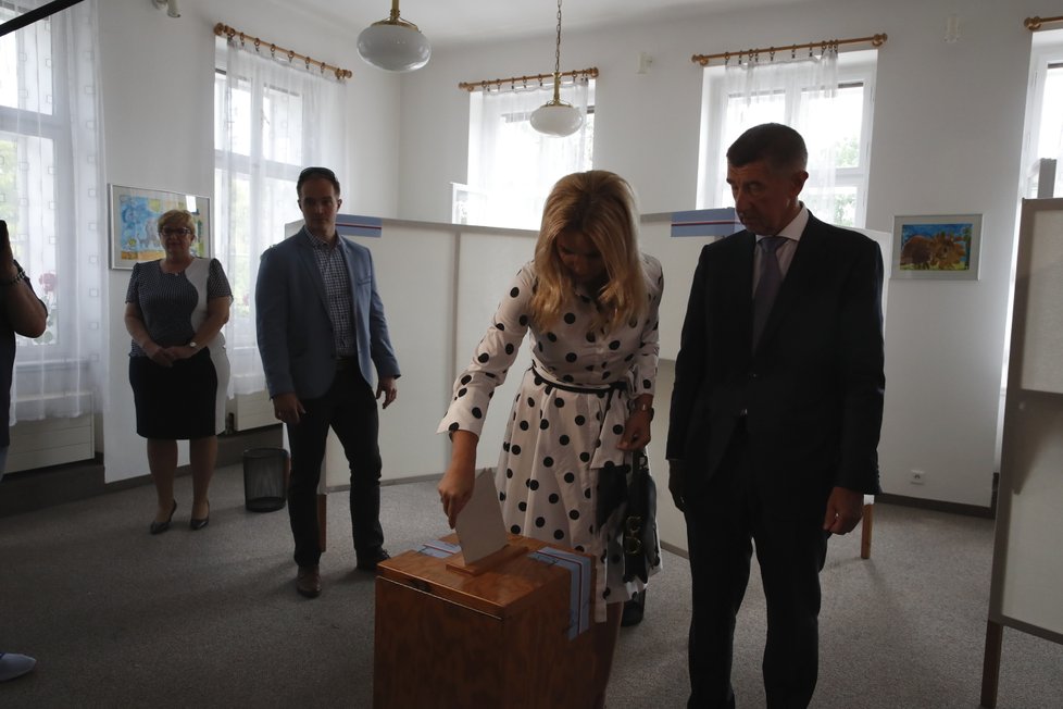 Andrej Babiš odvolil ve volbách do Evropského parlamentu společně s manželkou Monikou tradičně v Průhonicích (24.5.2019)