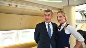 Andrej Babiš (ANO) na palubě vládního speciálu se sličnou letuškou při cestě do Bruselu na summit EU (16. 7. 2020)