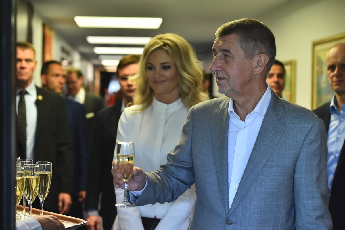 Premiér v demisi Andrej Babiš (ANO) si na svou cestu do Finska poprvé zval svou ženu Moniku