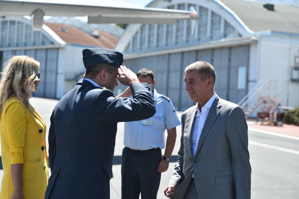 Premiér v demisi Andrej Babiš (ANO) si na svou cestu do Finska poprvé zval svou ženu Moniku