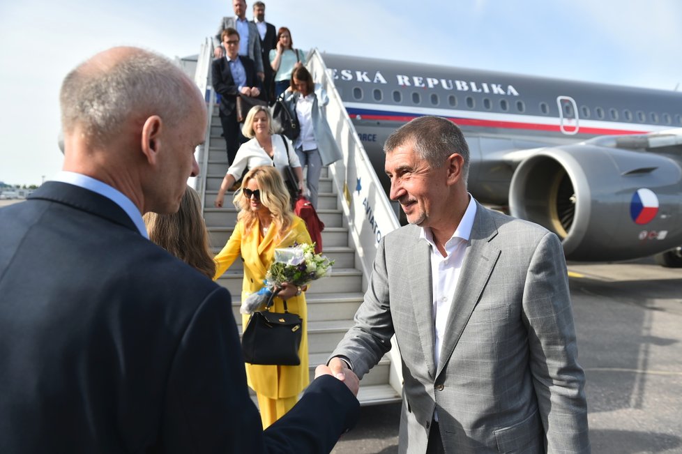 Premiér v demisi Andrej Babiš (ANO) si na svou cestu do Finska poprvé zval svou ženu Moniku