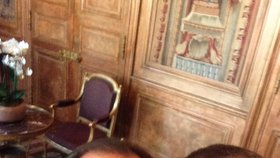 Selfie Andreje Babiše s francouzským prezidentem Hollandem