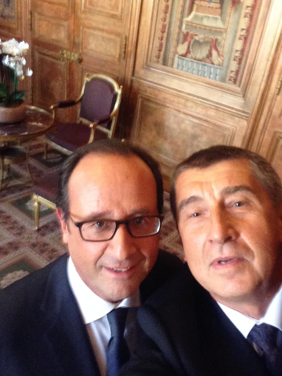 Selfie Andreje Babiše s francouzským prezidentem Hollandem
