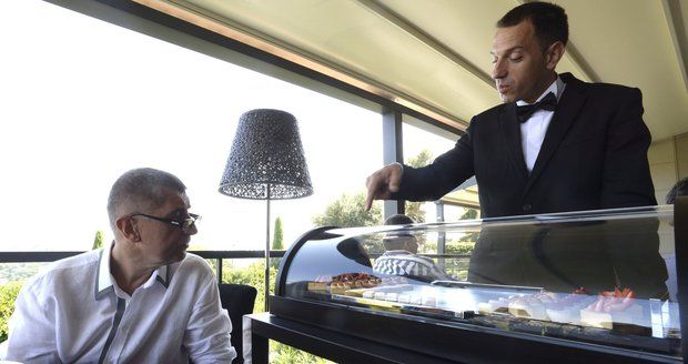 Falešný úsměv pro Klause a luxusní restaurace: Jak se dělá rozhovor s Babišem? 