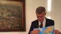Premiér Andrej Babiš (ANO) ukázal svůj globus za 15 tisíc, který si pořídil kvůli Grónsku (20.1.2026) Premiér Andrej Babiš (ANO) ukázal svůj globus za 15 tisíc, který si pořídil kvůli Grónsku (20.1.2026)