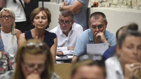 Andrej Babiš nečekaně dorazil 29. 7. 2018 na setkání bývalých klientů zkrachovalého H-Systemu do Horoměřič. Řešení však premiér nenabídl.