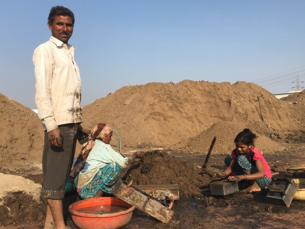 Na pálených cihlách pracují v Indii celé rodiny. Včetně dětí