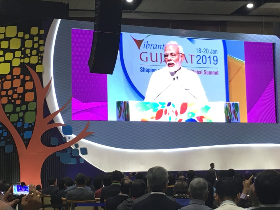 Indický premiér Narendra Modi při projevu na summitu v Gudžarátu, kterého se zúčastnil i premiér Babiš (18.1.2019).