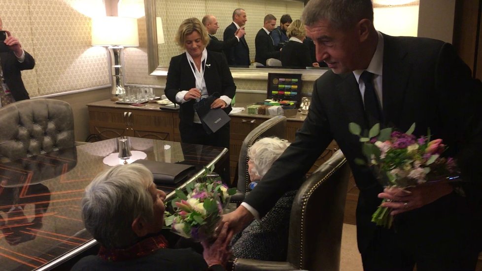 Babiš v Izraeli: Předal květiny třem Evám, které přežily holokaust. Vlevo Eva Grossmannová.