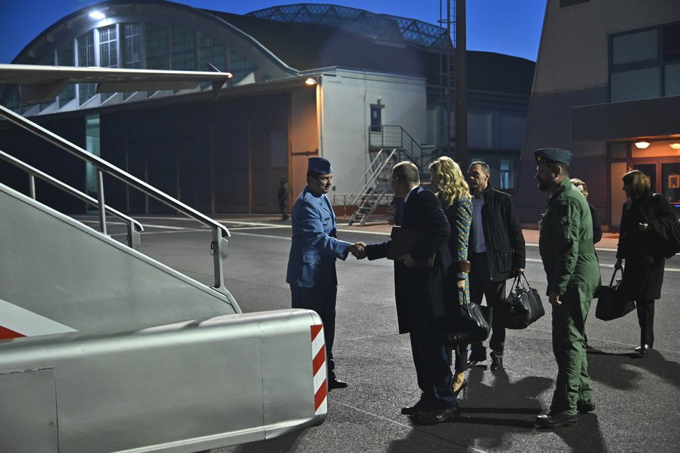 Andrej Babiš při odletu do Izraele. Doprovodila ho manželka Monika (18.2.2019)